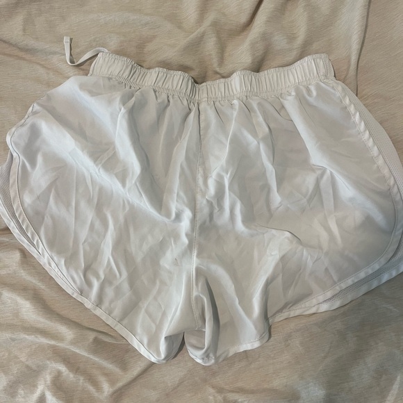 Nike women’s shorts white - Picture 2 of 4